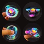 Fidget Spinner aus transparentem Glas mit bunten Lichteffekten, handgefertigt, ideal für Stressabbau und Dekoration.