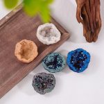 Bunte Kristall- und Mineralien-Deko, ideal für wissenschaftliche Dekorationen und Sammlungen, mit funkelnden Oberflächen in verschiedenen Farben.