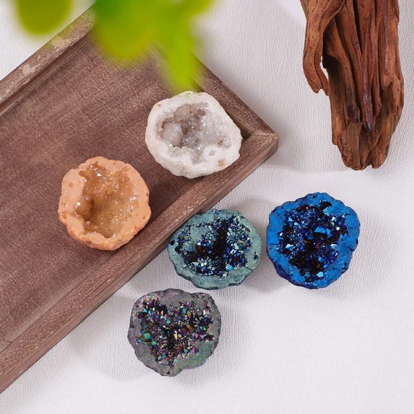 Bunte Kristall- und Mineralien-Deko, ideal für wissenschaftliche Dekorationen und Sammlungen, mit funkelnden Oberflächen in verschiedenen Farben.