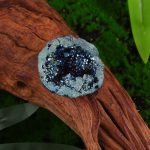 Quarzgeode mit leuchtend blauen Kristallen auf natürlichem Holz, ideal für wissenschaftliche Dekoration oder Sammlung.