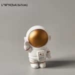 Kleiner Astronauten-Deko mit goldenem Helm, ideal für Wissenschafts- und Raumfahrtdekorationen. Perfekt als Geschenk oder Sammlerstück für Science-Fans und Weltraum-Enthusiasten.