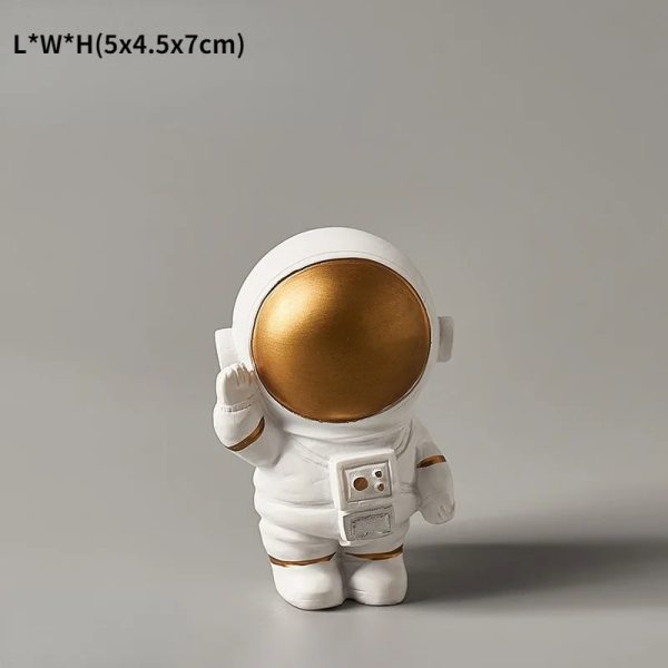 Kleiner Astronauten-Deko mit goldenem Helm, ideal für Wissenschafts- und Raumfahrtdekorationen. Perfekt als Geschenk oder Sammlerstück für Science-Fans und Weltraum-Enthusiasten.