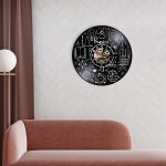 Moderne Wanduhr mit Physik- und Wissenschaftssymbolen, ideal für Wissenschafts- und Technikliebhaber, dekoratives Element für Wohnzimmer oder Büro.