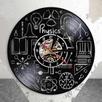 Stilvolle Wanduhr mit physikalischen Symbolen und Uhrwerk im Zentrum, ideal für Wissenschafts- und Physikliebhaber, verbindet Funktionalität mit dekorativem Design.