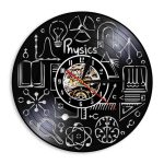 Dekorative Wanduhr mit physikalischen Symbolen und Uhrwerk im Zentrum, ideal für Wissenschafts- und Physikliebhaber.