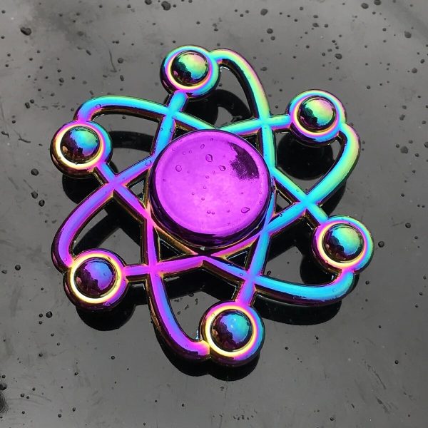 Buntes Atommodell mit reflektierenden Oberflächen, geeignet für wissenschaftliche Dekorationen und Lernzwecke.