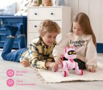 Zwei Kinder spielen mit einem pinken, robotergestützten Wissenschafts-Tier, das leuchtende Augen hat, auf einem hellen Teppich im modernen Kinderzimmer.