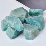 Rohaquamarin-Steine in verschiedenen Größen, natürliche Mineralien für Dekoration und Heilung, auf weißem Hintergrund.
