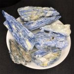 Verschiedene himmelblaue Mineralien auf einem weißen Teller, ideal für wissenschaftliche Dekorationen und Sammlungen.