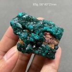 Echter grüner Mineralstein, handgehalten, Nahaufnahme, wissenschaftliche Dekoration, Mineralien Sammlerstück, Naturstein, Edelstein, wissenschaftliches Zubehör, Mineralienforschung, Naturmaterial.