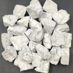 Weiße Marmorsteine mit grauen Adern, naturbelassen, für Dekoration oder wissenschaftliche Zwecke.