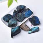 Natürliche Mineralien mit bläulichem Schimmer, ideal für wissenschaftliche Dekorationen und Sammlungen. Perfekt für Liebhaber von Mineralien und Geologie.