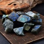 Mineralienrohstein mit blauen und grünen Schattierungen, ideal für wissenschaftliche Sammlungen oder dekorative Zwecke.