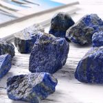Natürliche blaue Mineralsteine auf weißem Holzuntergrund, ideal für wissenschaftliche Dekorationen und Sammlungen.