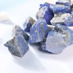 Natürliche blaue Mineralsteine, ideal für wissenschaftliche Dekorationen und Sammlungen, präsentiert auf weißem Hintergrund.
