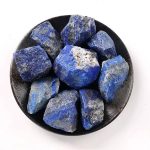 Natürliche Lapis Lazuli Steine in einem schwarzen Schälchen, ideal für Dekoration und wissenschaftliche Anwendungen.