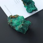 Natürlicher Rohstein mit grüner Patina, ideal für wissenschaftliche Dekorationen und Sammlerstücke. Perfekt für Liebhaber von Mineralien und Naturfunden.