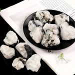 Natürliche Mineralsteinproben mit weißen und schwarzen Kristallen, ideal für wissenschaftliche Dekorationen und Sammlungen.