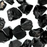 Nahaufnahme von schwarzen Mineralsteinen mit glänzender Oberfläche, ideal für wissenschaftliche Dekorationen und Sammlungen.