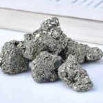 Natürlicher Meteorit aus Metall mit kristalliner Struktur, ideal für Wissenschaftsdekorationen und Sammlerstücke. Perfekt als Geschenk oder für wissenschaftliche Inspiration.