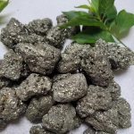 Natürliche Pyrit-Steine mit metallischem Glanz, ideal für wissenschaftliche Anwendungen und dekorative Zwecke.