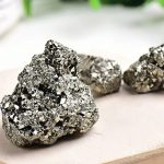 Natürliche Pyrit-Steine mit metallischem Glanz, ideal für wissenschaftliche Dekorationen und Sammlerstücke.