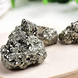 Natürliche Pyrit-Steine mit metallischem Glanz, ideal für wissenschaftliche Dekorationen und Sammlerstücke.