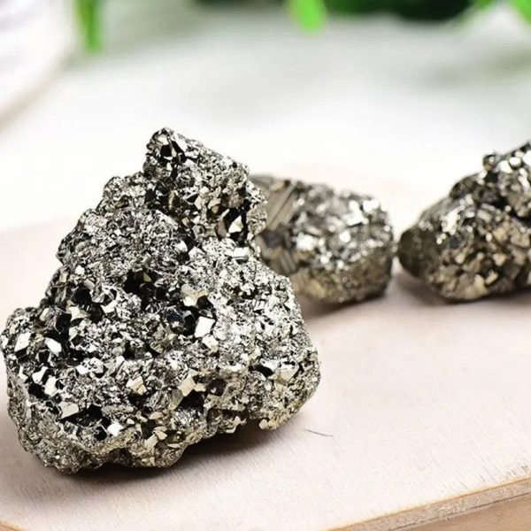 Natürliche Pyrit-Steine mit metallischem Glanz, ideal für wissenschaftliche Dekorationen und Sammlerstücke.