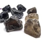 Verschiedene natürliche Steine in Schwarz, Grau und Braun, ideal für wissenschaftliche Experimente oder als dekorative Elemente in der Wissenschafts-Boutique.