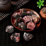 Verschiedene mineralische Steine auf einer braunen Schale, ideal für wissenschaftliche Dekorationen oder Mineralien-Sammlungen.