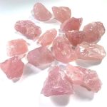 Roh Rosenquarz Kristalle, natürliche rosa Mineralien, ideal für Dekoration und spirituelle Anwendungen, auf weißem Hintergrund.