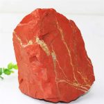 Natürlicher roter Stein mit goldenen Adern, ideal für wissenschaftliche Dekorationen und Sammlerstücke.