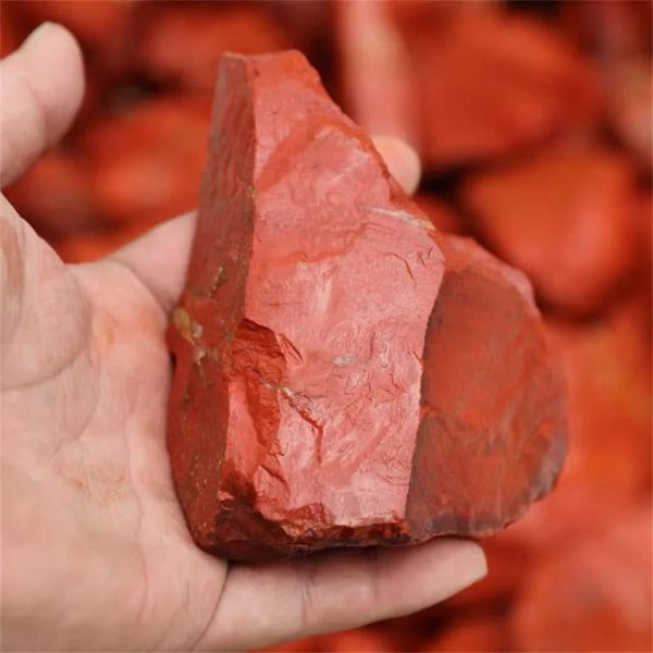 Roter Mineralstein in Hand gehalten, Nahaufnahme, natürliche Textur, wissenschaftliches Gestein, Dekoration, Mineralien, Naturmaterial.