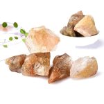 Verschiedene Kristall- und Mineralsteine in warmen Tönen, ideal für wissenschaftliche Experimente oder als dekoratives Element.