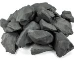 Schwarze Steinbrocken in unregelmäßiger Form, ideal für wissenschaftliche Experimente und Dekorationen im wissenschaftlichen Stil.