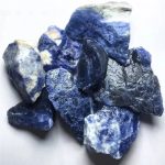 Natürliche Sodalith-Steine in verschiedenen Formen und Größen, ideal für Dekoration und wissenschaftliche Anwendungen.