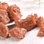 Nahaufnahme von mineralischen Steinen mit kristalliner Struktur, ideal für wissenschaftliche Dekorationen und Bildungszwecke.
