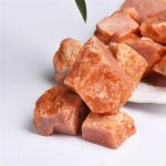 Natürlicher Himalaya-Salzblock, grob und unraffiniert, ideal für kulinarische Anwendungen und Dekoration.