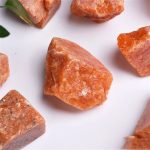 Natürliche Himalaya-Salzsteine in verschiedenen Formen, ideal für Dekoration, wissenschaftliche Experimente und kreative Projekte.