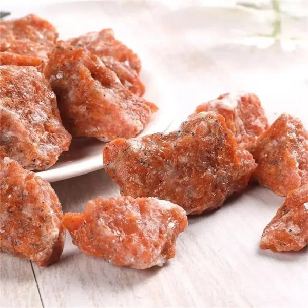Nahaufnahme von mineralischen Steinen mit kristalliner Struktur, ideal für wissenschaftliche Dekorationen und Bildungszwecke.