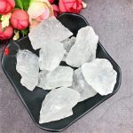 Große, klare Himalaya Salzbrocken auf schwarzem Teller, ideal für Dekoration und Wellness.