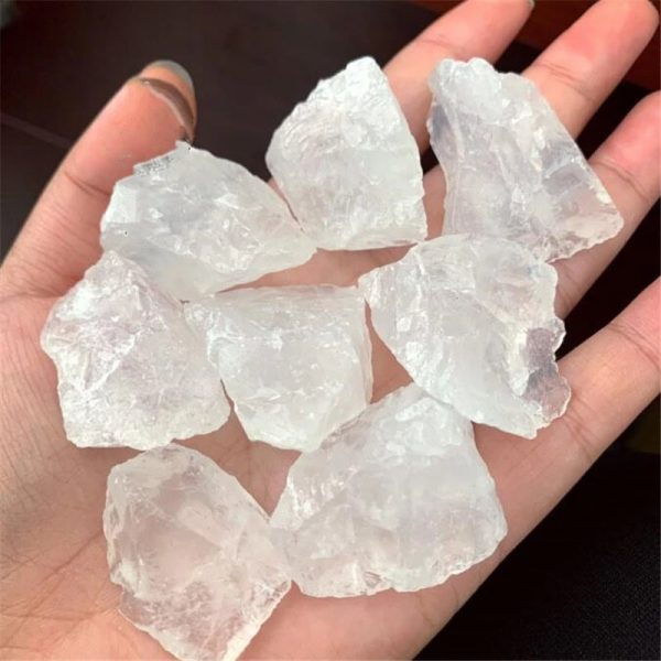 Mehrere große, transparente Quarzkristalle, die in einer Hand gehalten werden, zeigen die natürliche Struktur und Klarheit der Mineralien. Perfekt für wissenschaftliche Dekorationen oder Sammlerstücke.