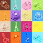 Bunte Schleimmischung mit Tier- und Fruchtmotiven, in verschiedenen Farben und Texturen, ideal für kreative Spiel- und Dekorationszwecke.