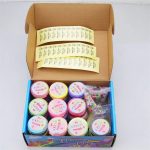 Buntes Schleim-Kit mit verschiedenen Farben und Zubehör in einer blauen Verpackung, ideal für Kinder zum Experimentieren und Basteln.