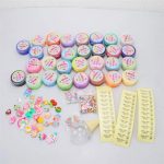 Buntes Schleim-Set mit verschiedenen Farben, Glitzer, Perlen, Dekorationsstücken und Anleitungen für kreatives Basteln und Spaß.
