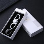 Elegante wissenschaftliche Halskette mit runden Anhängern in einer weißen Geschenkbox, ideal für Wissenschafts- und Technikliebhaber.