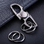 Hochwertiger Schlüsselanhänger mit integriertem Flaschenöffner und Karabiner, ideal für den Alltag und als praktisches Accessoire.