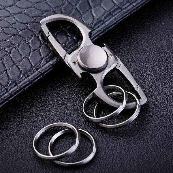 Hochwertiger Schlüsselanhänger mit integriertem Flaschenöffner und Karabiner, ideal für den Alltag und als praktisches Accessoire.