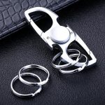 Moderner Schlüsselanhänger mit integriertem Flaschenöffner und Karabiner, aus Edelstahl gefertigt, ideal für den Alltag und Outdoor-Aktivitäten.