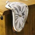 Surreale Uhr, die aussieht, als würde sie an der Kante eines Holztisches schmelzen, mit verzerrtem Zifferblatt und fließendem Design. Perfekt für moderne, kreative Raumdekorationen.